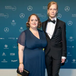 Ricarda Lang und ihr Partner Wilsch lächelnd im Arm stehend
