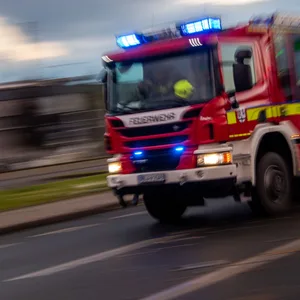 Direkt neben dem Flughafen ist in Hamburg am Donnerstag ein Feuer ausgebrochen (Symbolbild).