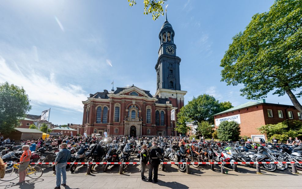 Motorräder parken zum Hamburger Motorradgottesdienst vor der Hauptkirche St. Michaelis.