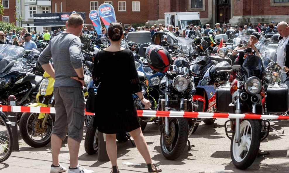 Motorräder parken zum Hamburger Motorradgottesdienst (MoGo) vor der Hauptkirche St. Michaelis.