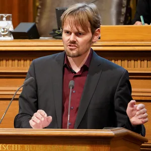 Michael Gwosdz (Bündnis 90/Die Grünen) spricht im Plenum während der Aktuellen Stunde in der Hamburgischen Bürgerschaft im Rathaus.