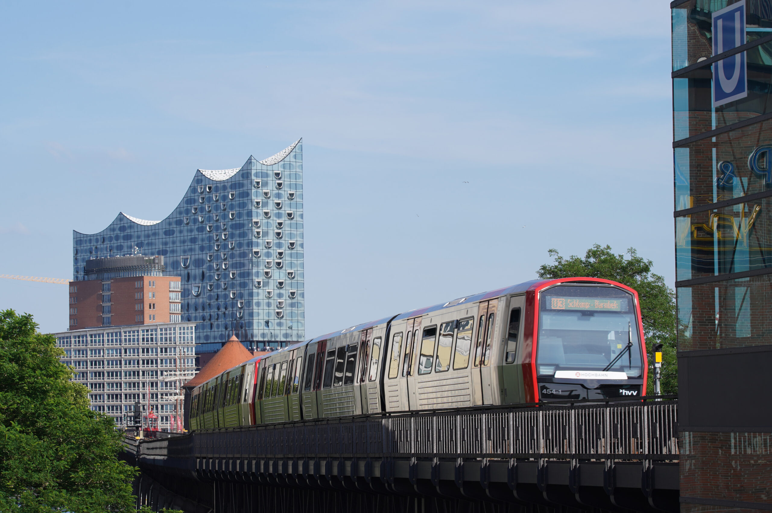 Die U-Bahn der Linie U3 fährt im U-Bahnhof Landungsbrücken im Hamburger Hafen ein.