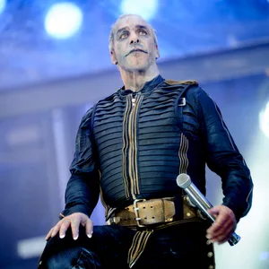 Till Lindemann, Sänger der Band Rammstein, auf der Bühne im Volksparkstadion bei einem Konzert. (Archivbild)