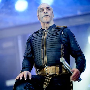 Till Lindemann, Sänger der Band Rammstein, auf der Bühne im Hamburger Volksparkstadion bei einem Konzert.