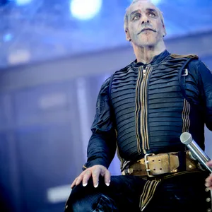 Till Lindemann, Sänger von Rammstein, 2022 auf der Bühne in Hamburg.