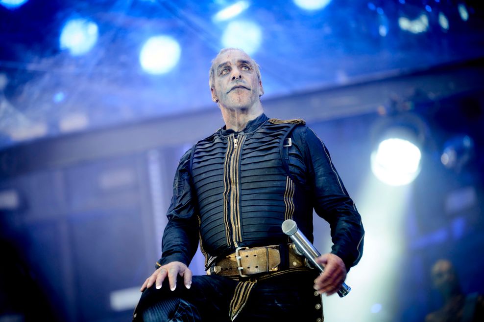 Till Lindemann, Sänger von Rammstein, wurde mit schweren Missbrauchsvorwürfen konfrontiert.