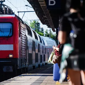 Während der großen Ferien für einen Euro am Tag mit Bus und Bahn durch den ganzen Norden: Das bietet das Sommerferienticket (Symbolbild).