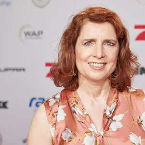 Monica Lierhaus lächelt in die Kamera.