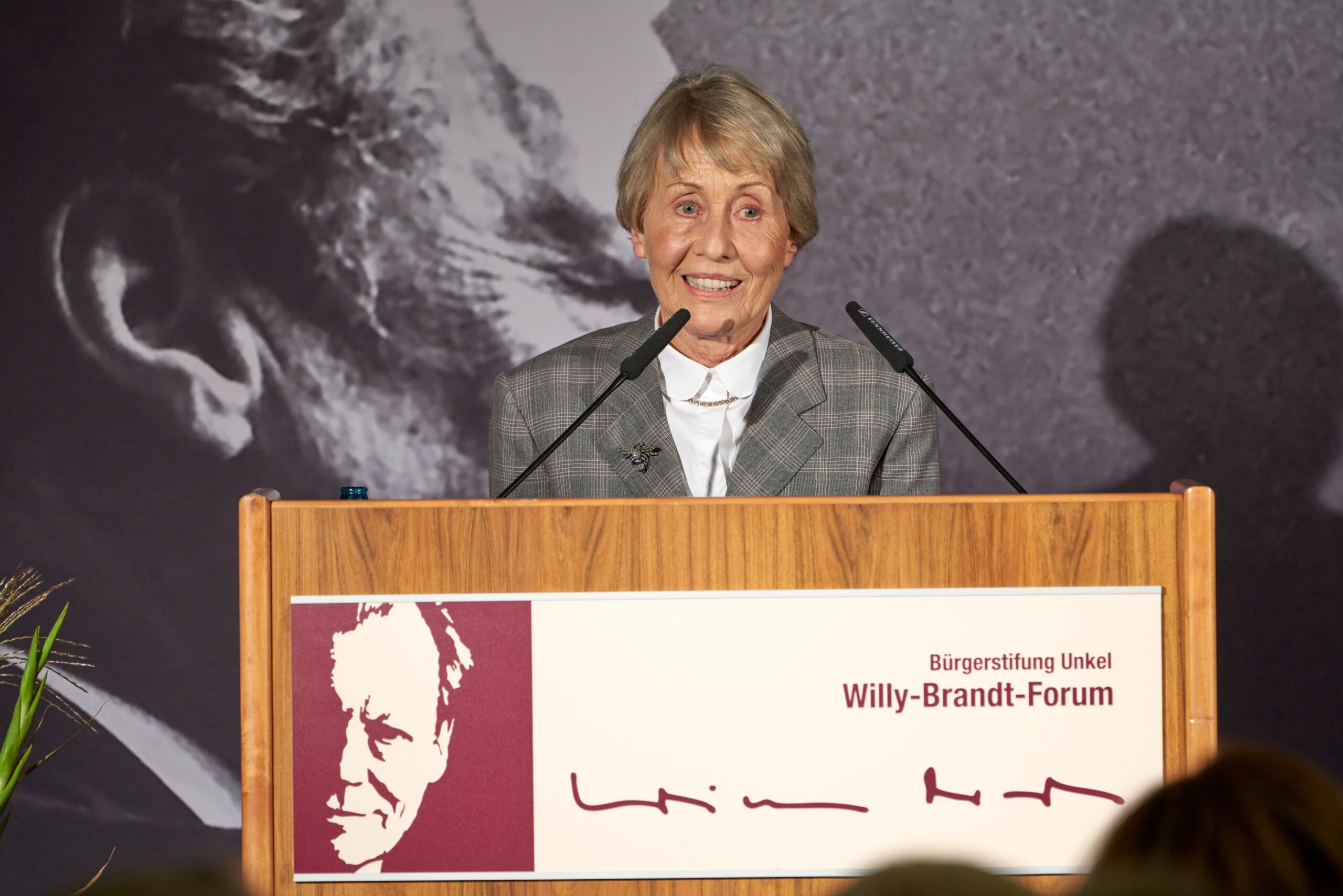 Brigitte Seebacher, Historikerin spricht im Rheinhotel Schulz unweit vom Willy-Brandt-Forum Unkel während der Gedenkfeier zum 30. Todestag von Willy Brandt.