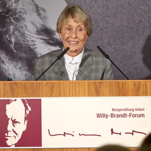 Brigitte Seebacher, Historikerin spricht im Rheinhotel Schulz unweit vom Willy-Brandt-Forum Unkel während der Gedenkfeier zum 30. Todestag von Willy Brandt.
