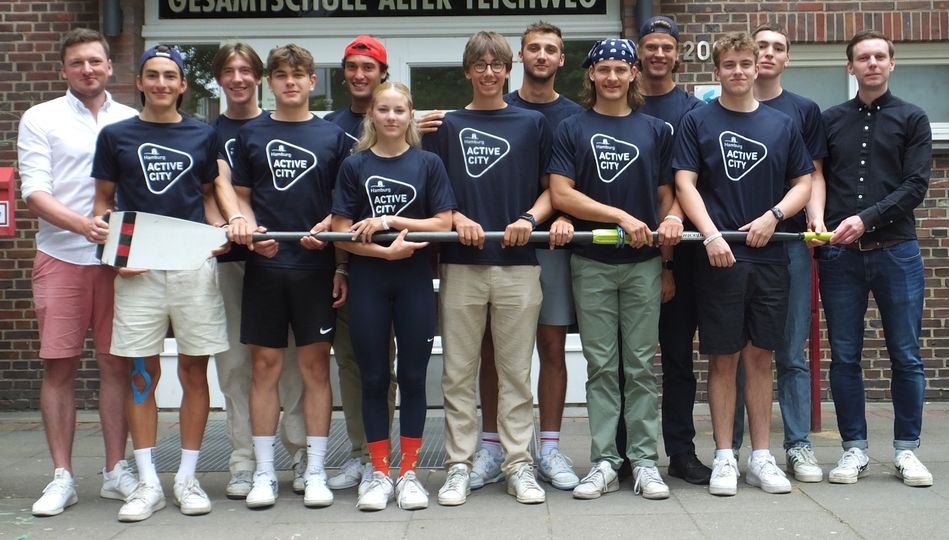 Gruppenfoto der Ruderer der Grund- und Stadtteilschule Alter Teichweg