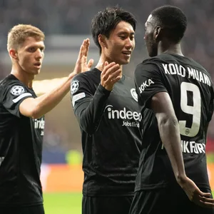 Daichi Kamada jubelt zusammen mit Mitspieler Kolo Muani.