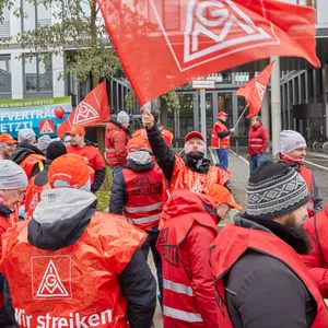 Streikende stehen im Dezember mit der Aufschrift „Wir streiken„ auf dem Kapstadtring in der City Nord. Jetzt geht der Arbeitskampf der Vestas-Beschäftigten weiter.