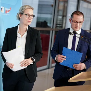 Alice Weidel (l.) und Tino Chrupalla, das Parteiführer-Duo der AfD, dürfen sich über ein anhaltendes Umfrage-Hoch freuen.