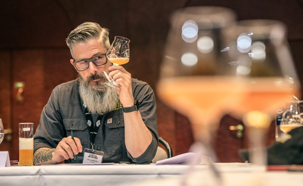 Braumeister und Biersommelier Oliver Wesseloh (Archivbild). Der Hamburger gibt Tipps zum richtigen Umgang mit Bier.