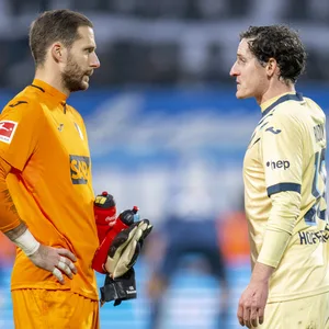 Sebastian Rudy und Oliver Baumann schauen sich an