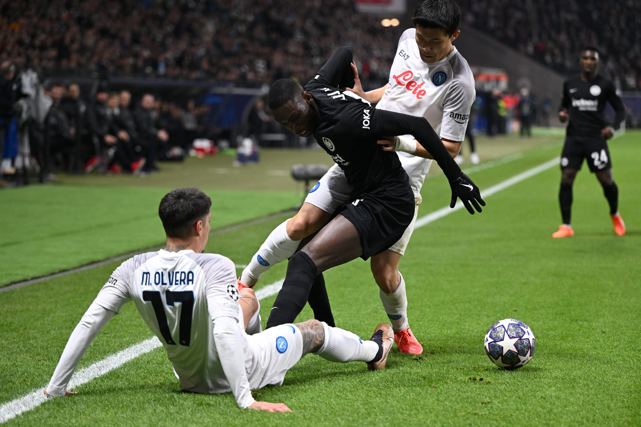Zweikampf zwischen Kolo Muani vom Eintracht Frankfurt mit Kim Min-jae und Mathias Oliveira von SSC Neapel während des Champions League Spiels.
