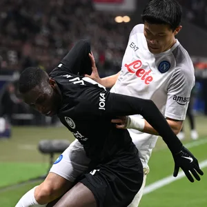 Zweikampf zwischen Kolo Muani vom Eintracht Frankfurt mit Kim Min-jae und Mathias Oliveira von SSC Neapel während des Champions League Spiels.