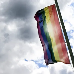 Die Regenbogenfahne steht für Vielfalt und gilt als ein Zeichen gegen Diskriminierung von queeren Menschen.