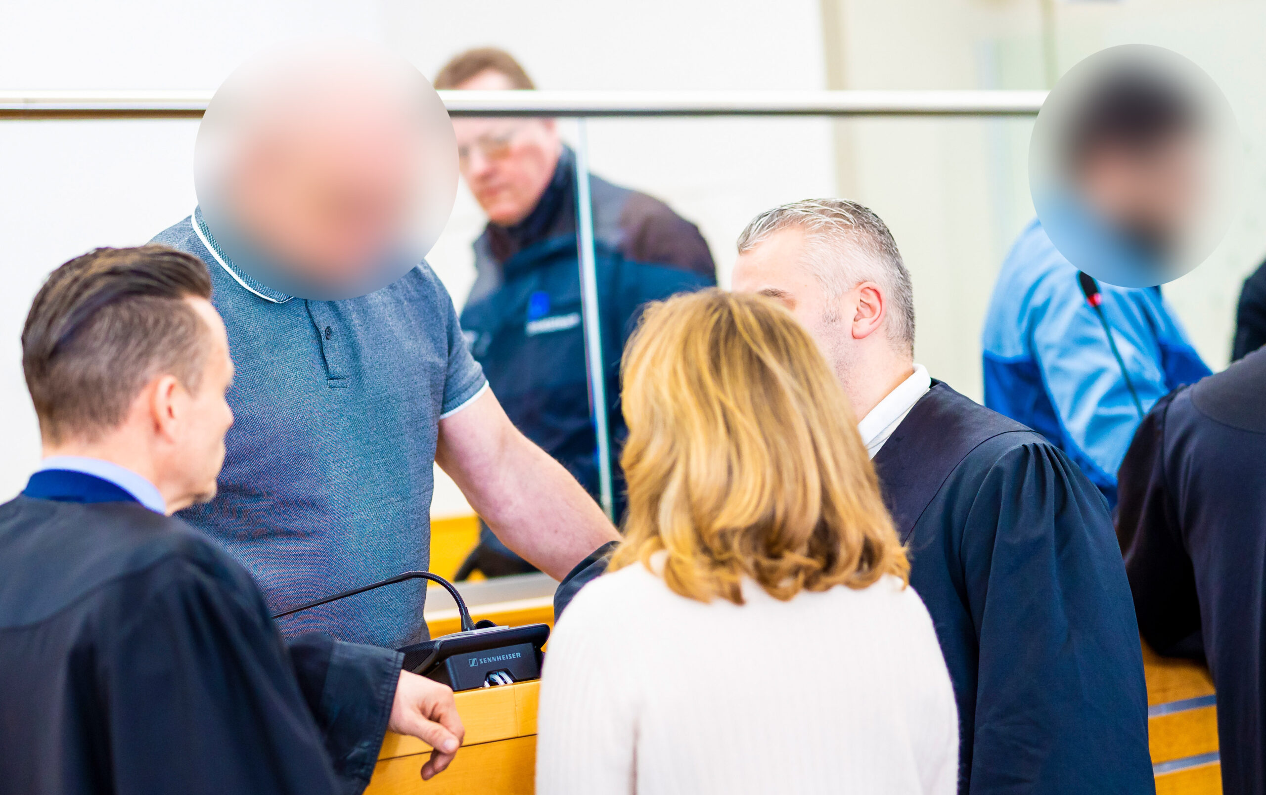 Die beiden Angeklagten stehen bei Prozessauftakt in einem Saal vom Landgericht Hannover.