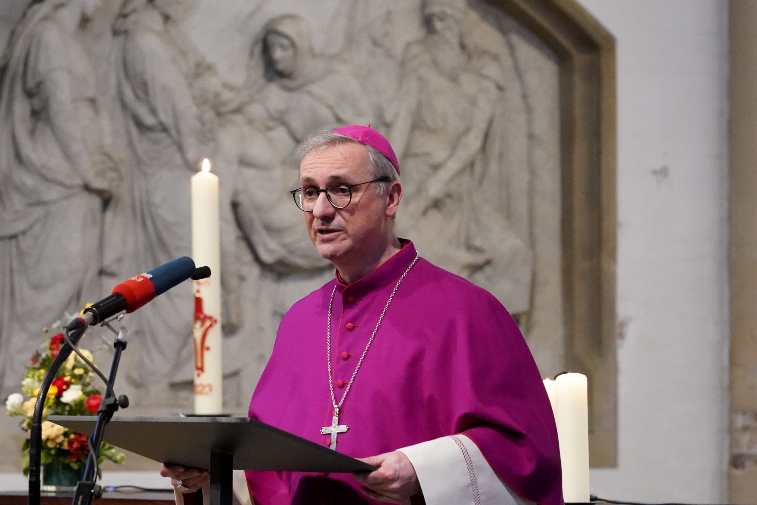 Erzbischof Stefan Heße, Erzbistum Hamburg, spricht beim Gedenkgottesdienst für die Opfer des Amoklaufs bei den Zeugen Jehovas in Hamburg in der Hauptkirche St. Petri.