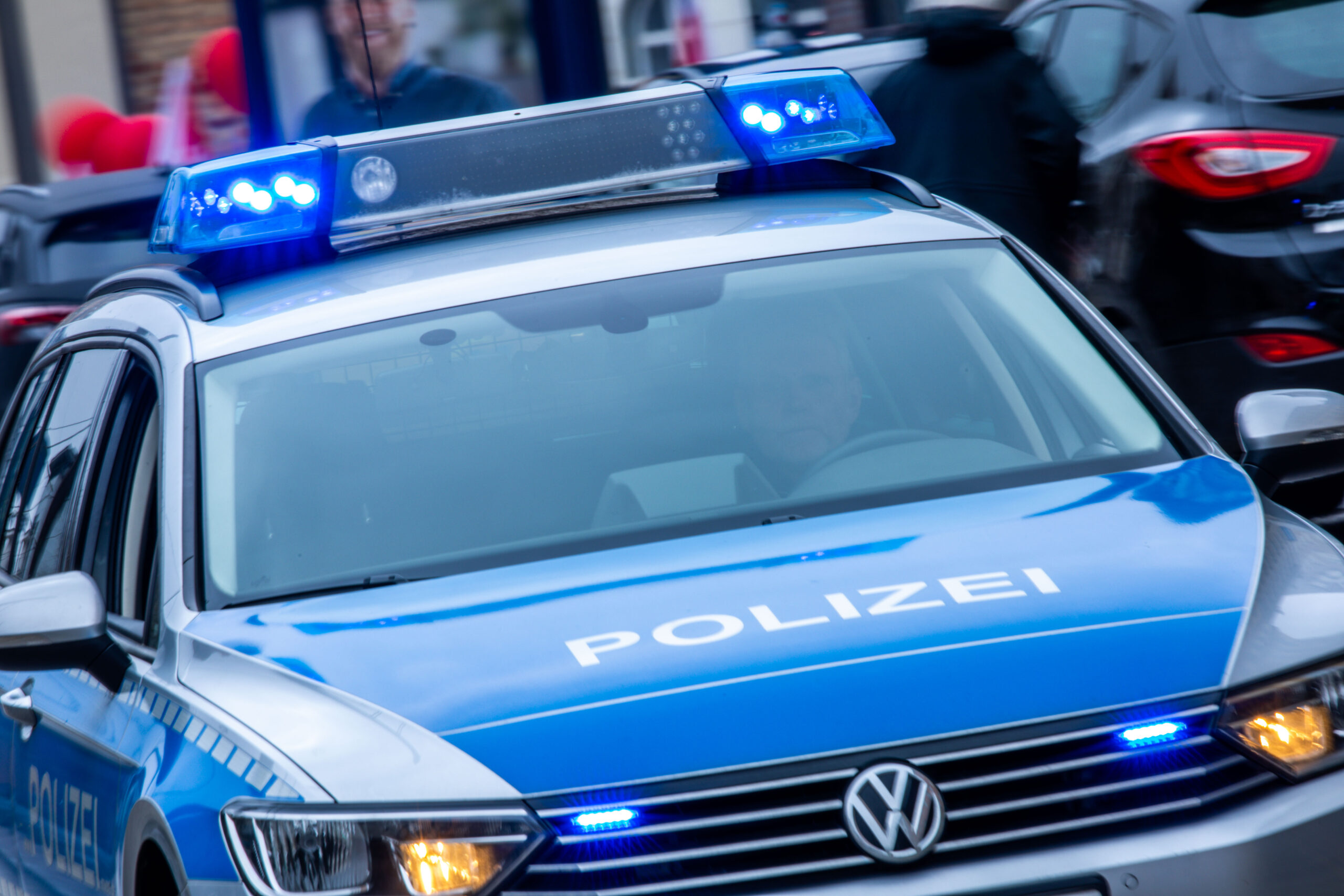 Polizeiauto von vorne mit Blaulicht