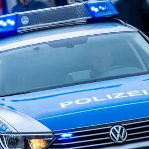 Polizeiauto von vorne mit Blaulicht
