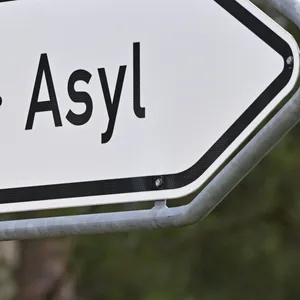 Straßenschild mit der Aufschrift Asyl