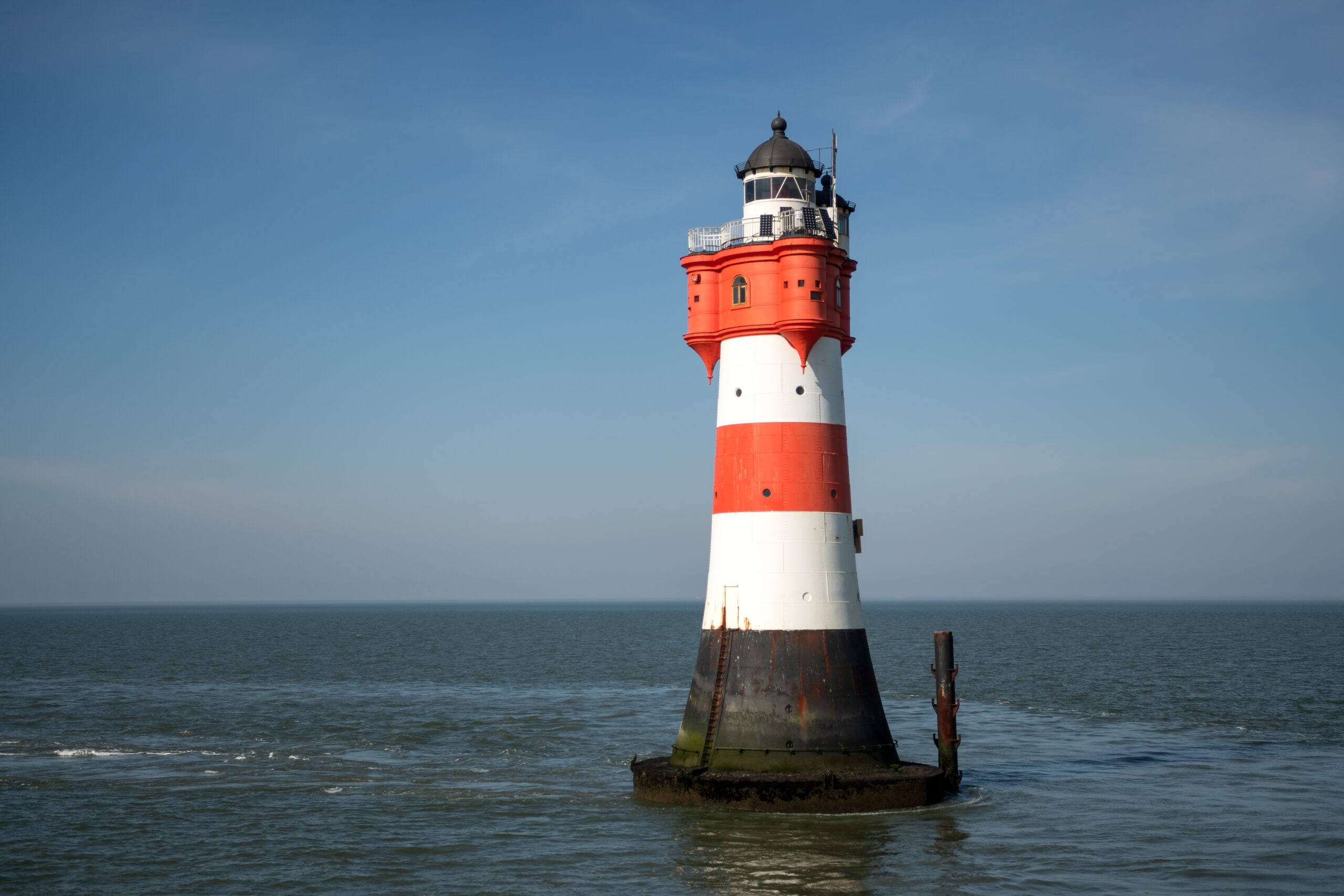 In der Nordsee vor Bremerhaven steht der Leuchtturm „Roter Sand“.