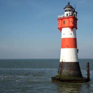 In der Nordsee vor Bremerhaven steht der Leuchtturm „Roter Sand“.