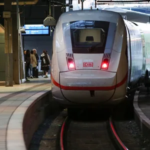 Ein ICE verlässt den Hamburger Hauptbahnhof. (Symbolbild)