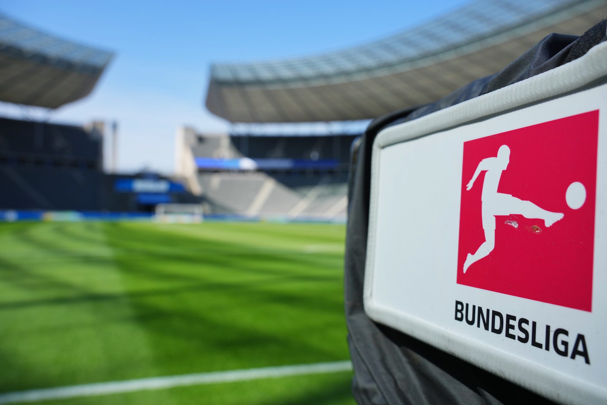 Ein TV-Kamera der Bundesliga im Olympiastadion.