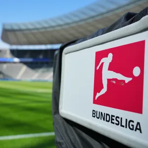 Ein TV-Kamera der Bundesliga im Olympiastadion.