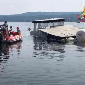Einsatzkräfte der Feuerwehr holen das gesunkene Boot auf dem Lago Maggiore mit Ballons an die Oberfläche.