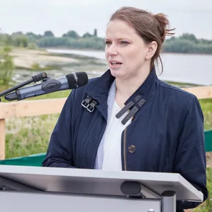 Melanie Leonhard (SPD), Senatorin für Wirtschaft und Innovation, spricht während eines Pressetermins zur Fertigstellung des Tidegebiets Kreetsand.