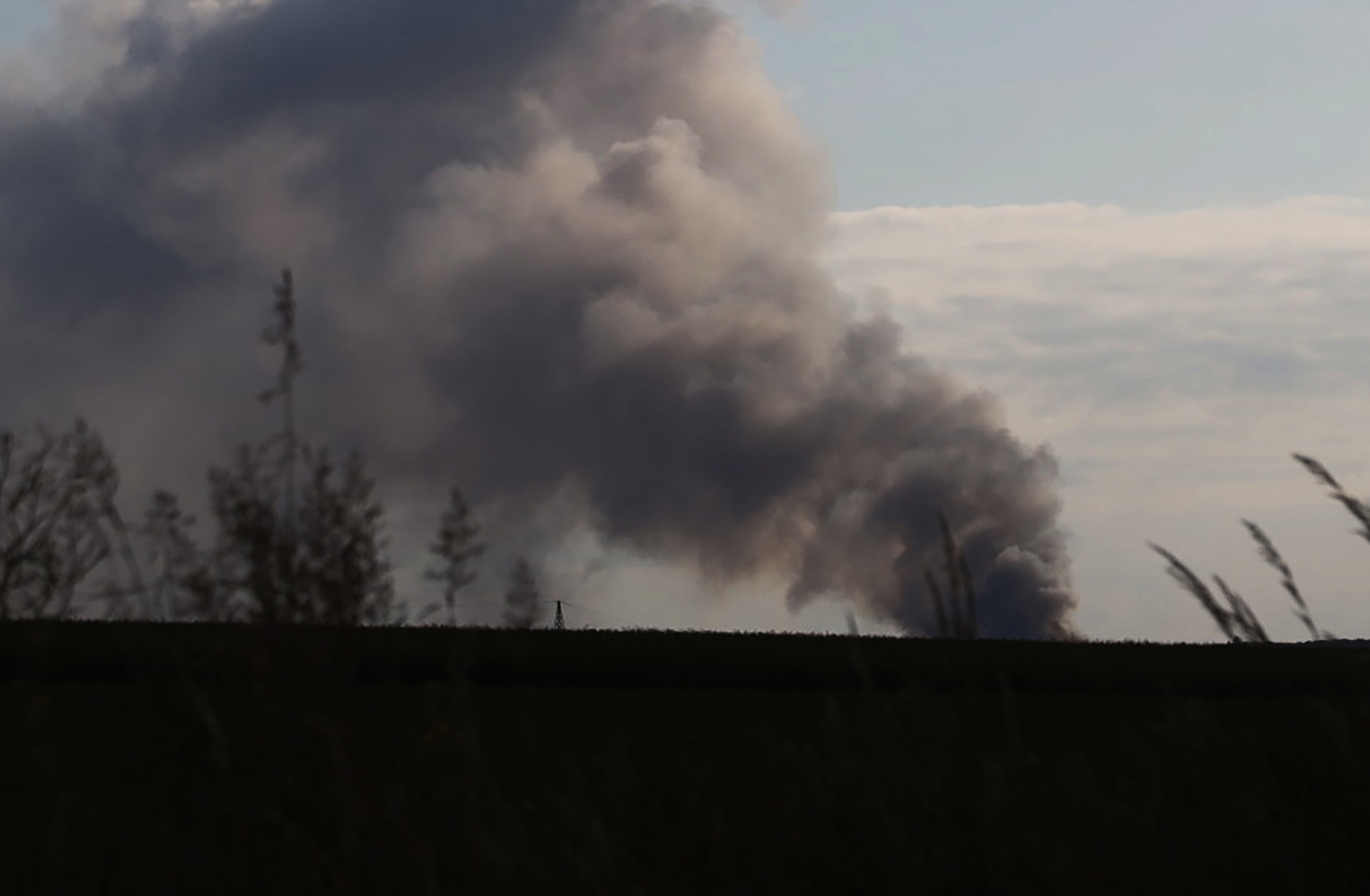 Der brennende Müllberg führte zu einer kilometerweit sichtbaren Rauchwolke (Symbolbild).