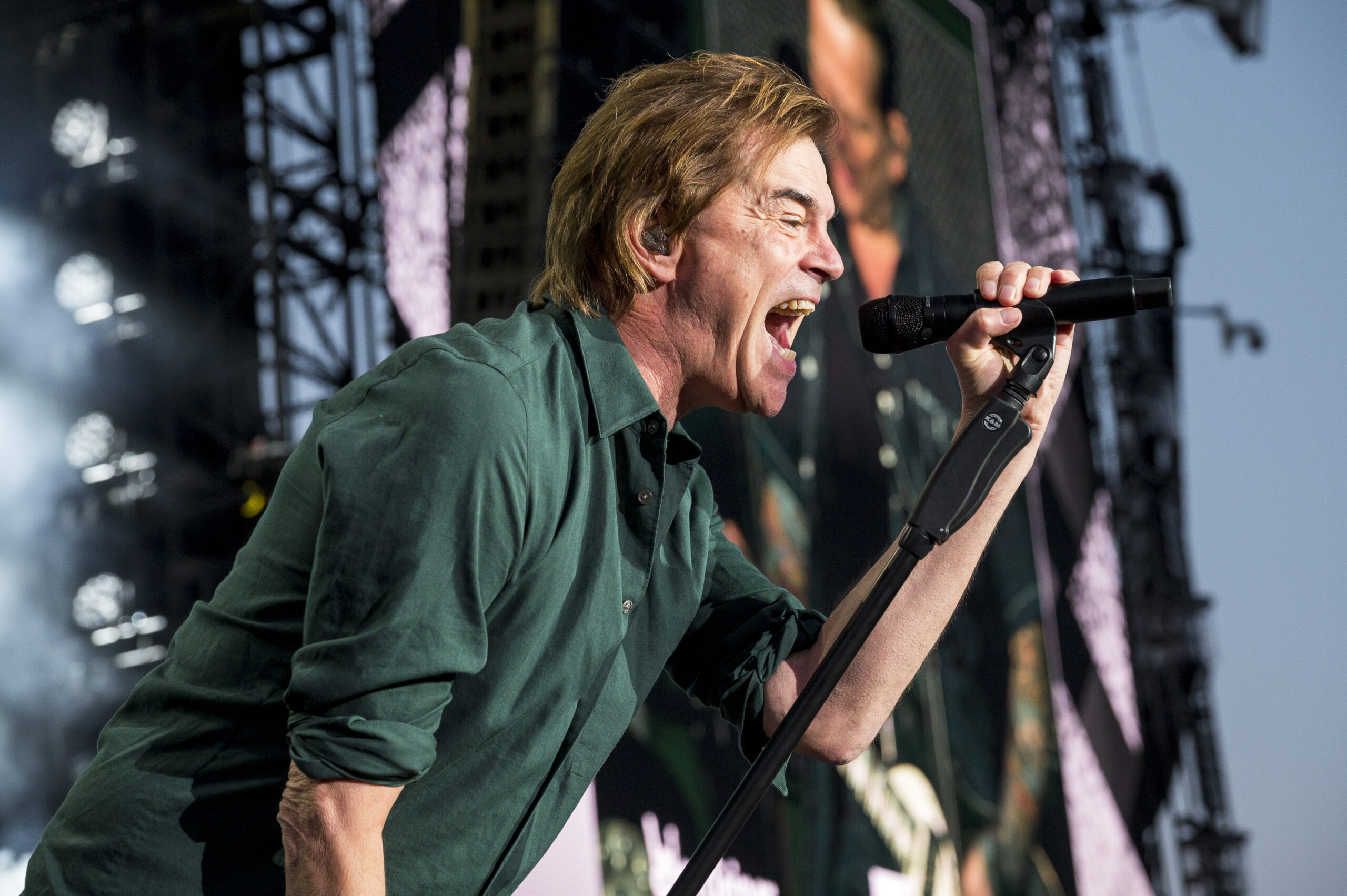 Tote-Hosen-Sänger Campino in ein Mikro singend