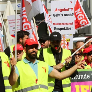 Streikende in der Süßwarenindustrie ziehen bei einer Demonstration durch die Innenstadt.
