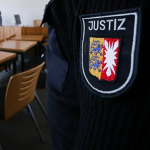 Ein Justizbeamter steht am Eingang zum Saal 1 im Amtsgericht Meldorf. Hier fand der Prozess gegen vier Mädchen, die eine 13-Jährige überfallen haben, statt.