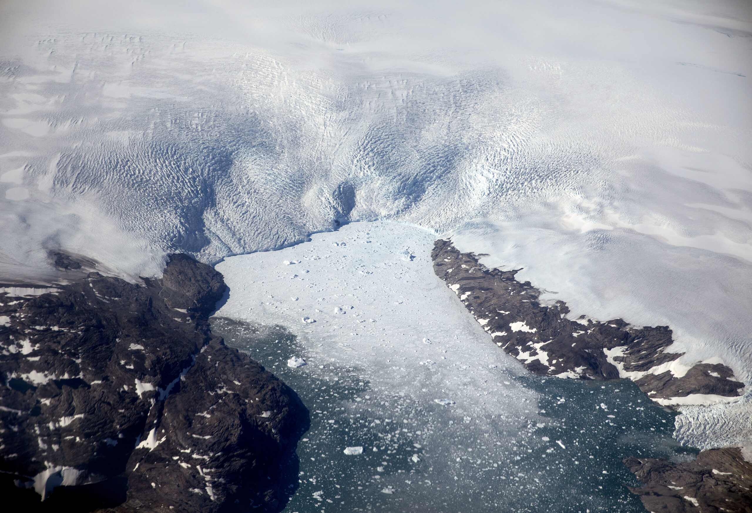 Eisberge brechen von einem Gletscher in einen Fjord in Grönland. (Archivbild)