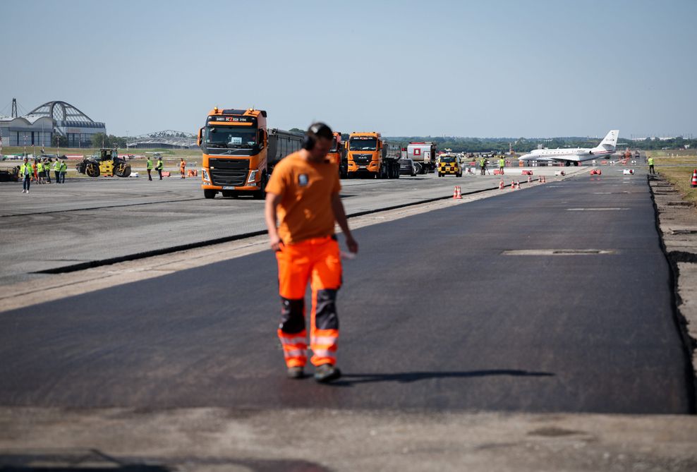 Vom 31. Mai bis voraussichtlich 28. Juni 2023 wird die oberste Deckschicht der Start- und Landebahn 05/23 (Niendorf/Langenhorn) am Hamburger Flughafen großflächig erneuert.