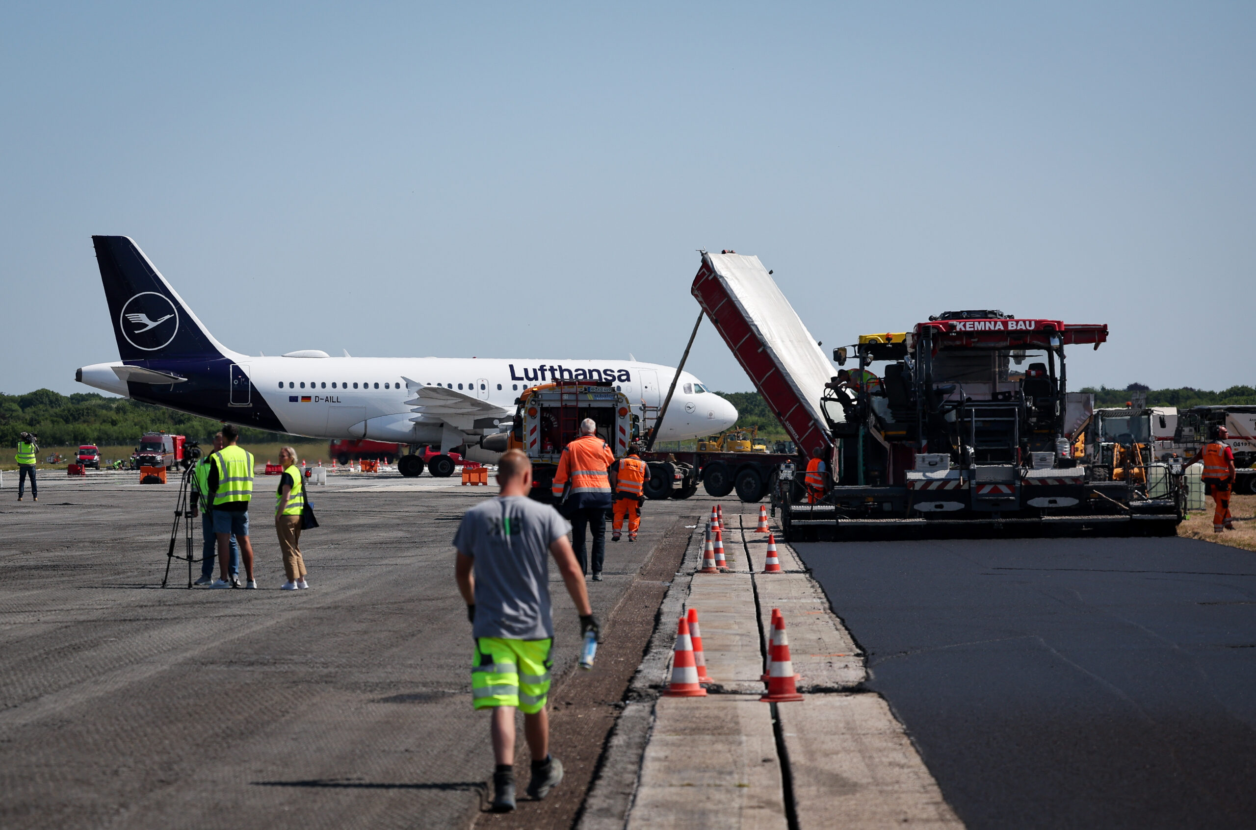 Für Erneuerungsarbeiten ist eine Start- und Landebahn am Flughafen Hamburg bis Ende Juni gesperrt.