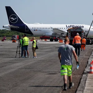 Für Erneuerungsarbeiten ist eine Start- und Landebahn am Flughafen Hamburg bis Ende Juni gesperrt.