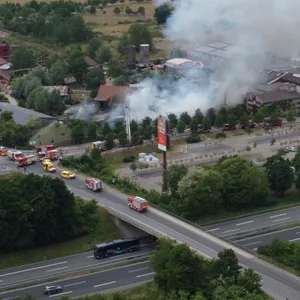 Rauch steigt auf dem Gelände des Freizeitparks Karls Erlebnis-Dorf im brandenburgischen Elstal auf.