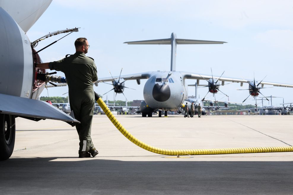 Ein Soldat betankt ein Flugzeug neben einem Airbus A400M der Luftwaffe am Fliegerhorst Wunstorf in der Region Hannover.Am Luftwaffen-Manöver „Air Defender 2023“ nehmen vom 12. bis 23. Juni unter deutscher Führung 25 Nationen und 10.000 Soldaten mit 250 Flugzeugen teil.