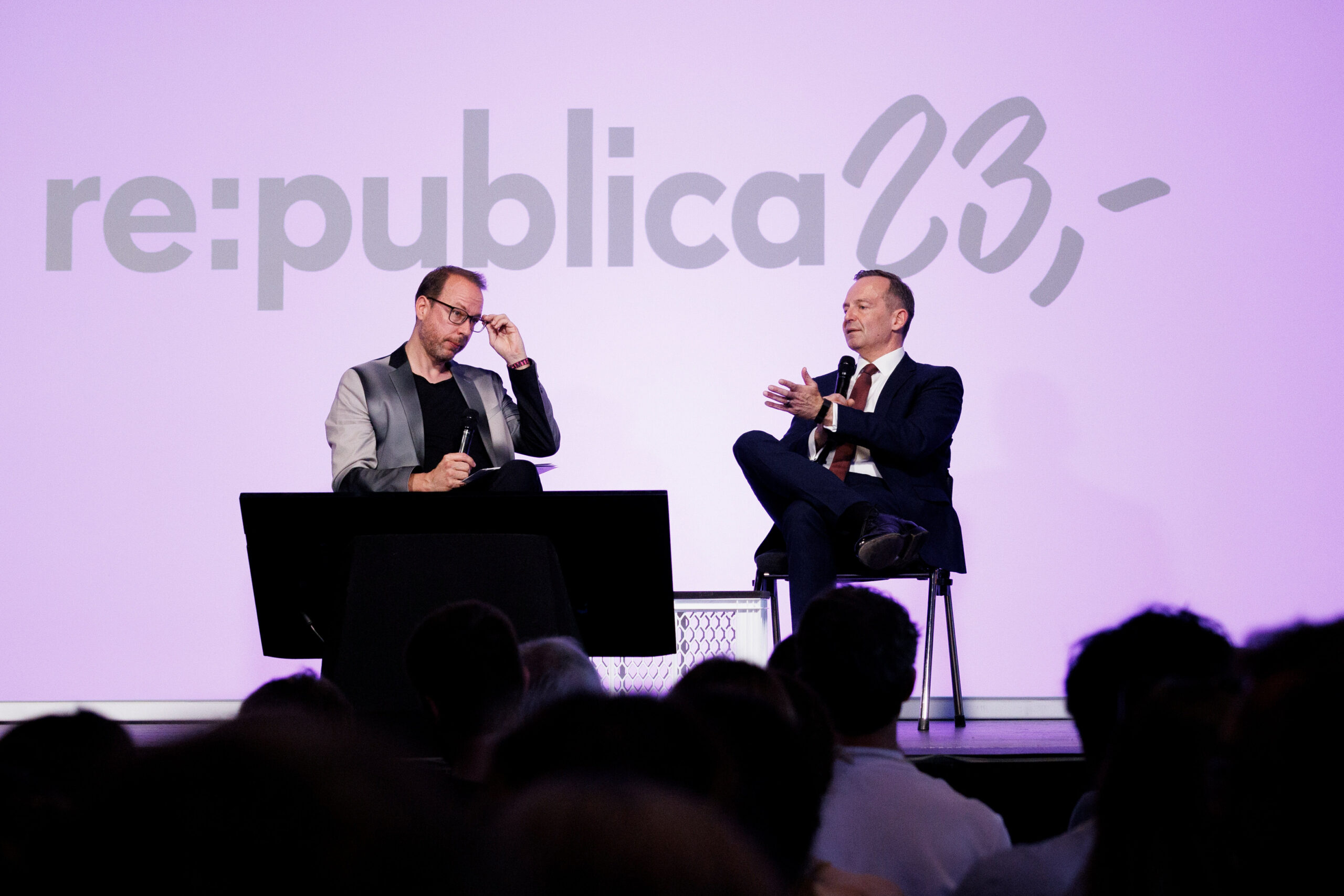 Volker Wissing (r, FDP), Bundesminister für Verkehr und Digitales, spricht auf der Bühne bei einer Veranstaltung während der Digital-Konferenz «Republica».