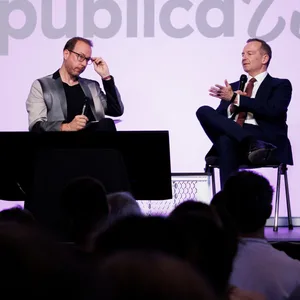 Volker Wissing (r, FDP), Bundesminister für Verkehr und Digitales, spricht auf der Bühne bei einer Veranstaltung während der Digital-Konferenz «Republica».