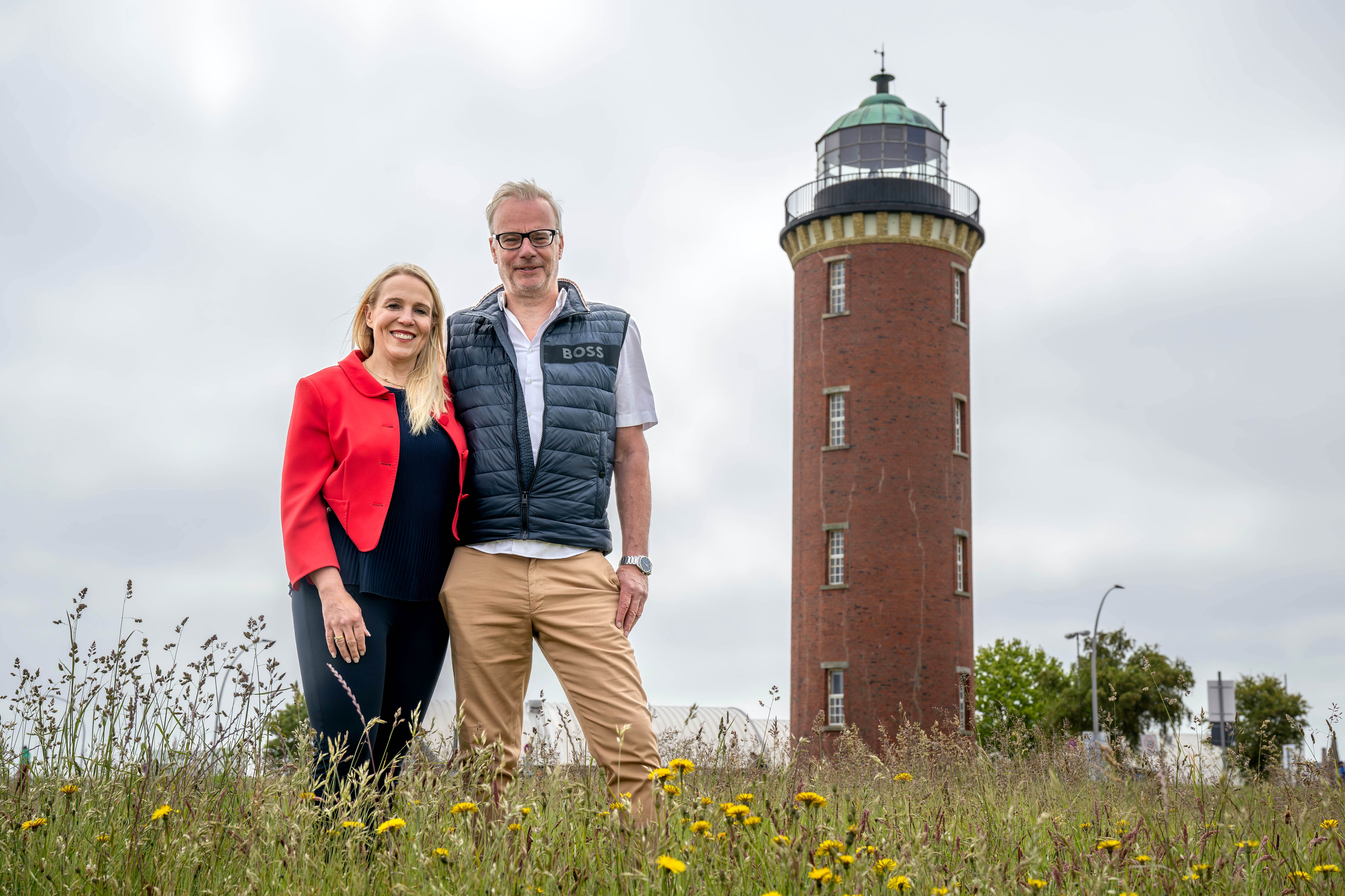 Die Eigentümer Katrin Mormann und Wilhelm Mormann stehen vor dem „Hamburger Leuchtturm“ in Cuxhaven.