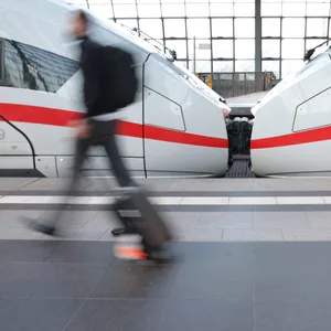 Ein Reisender eilt am frühen Morgen zu einem ICE am Hauptbahnhof.