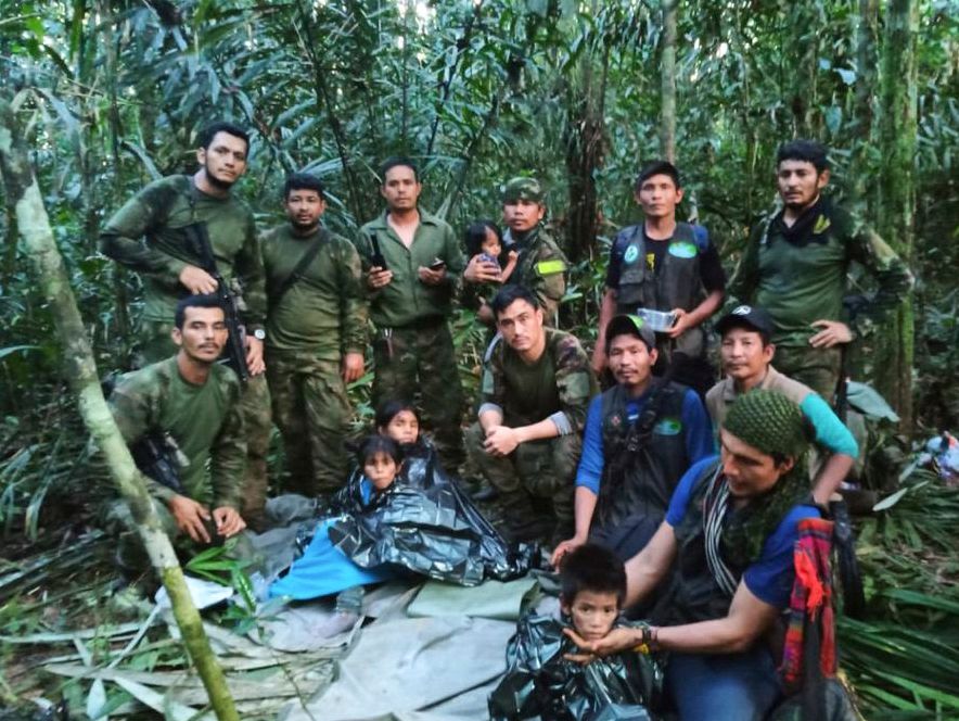 Auf diesem von der Pressestelle der kolumbianischen Streitkräfte veröffentlichten Foto posieren Soldaten und indigene Männer für ein Foto mit den vier Geschwister
